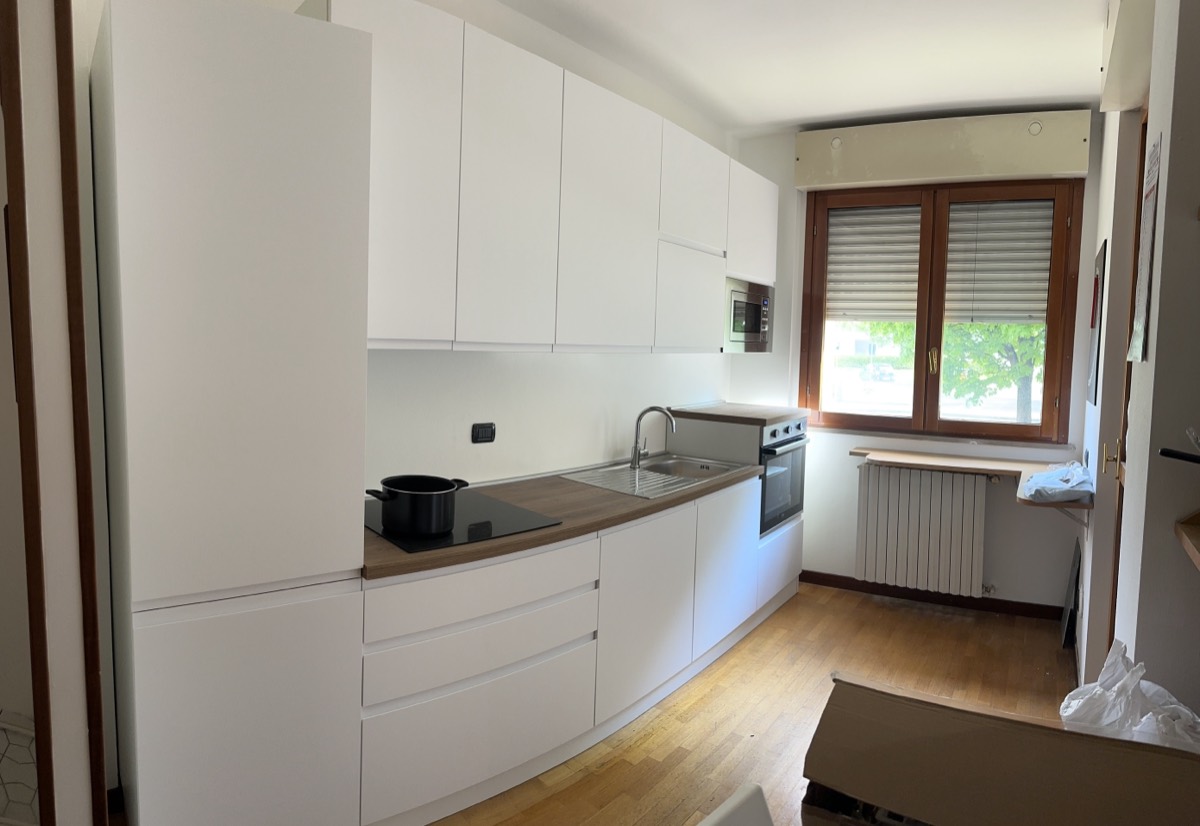 La cucina attrezzata con piano cottura, forno e finestra
