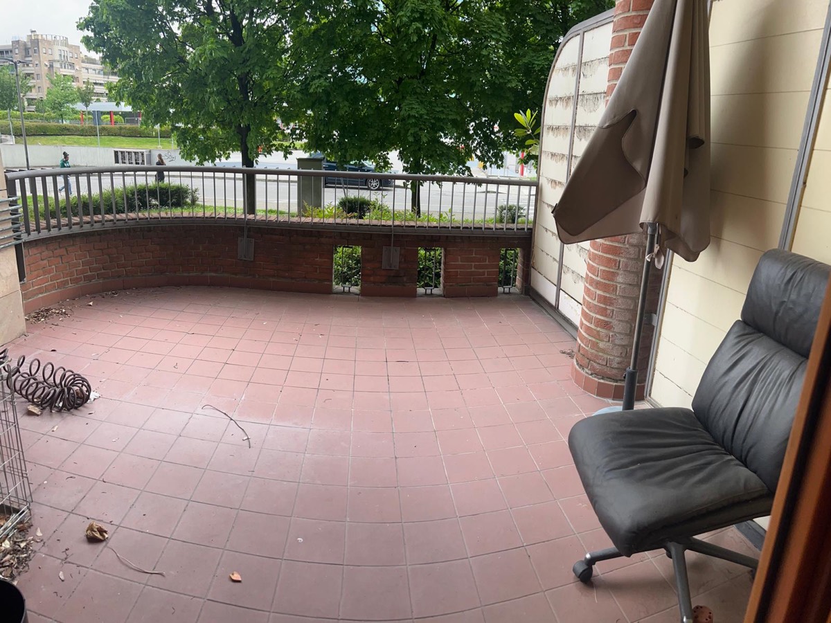 Il terrazzo dell'appartamento, affacciato sul verde